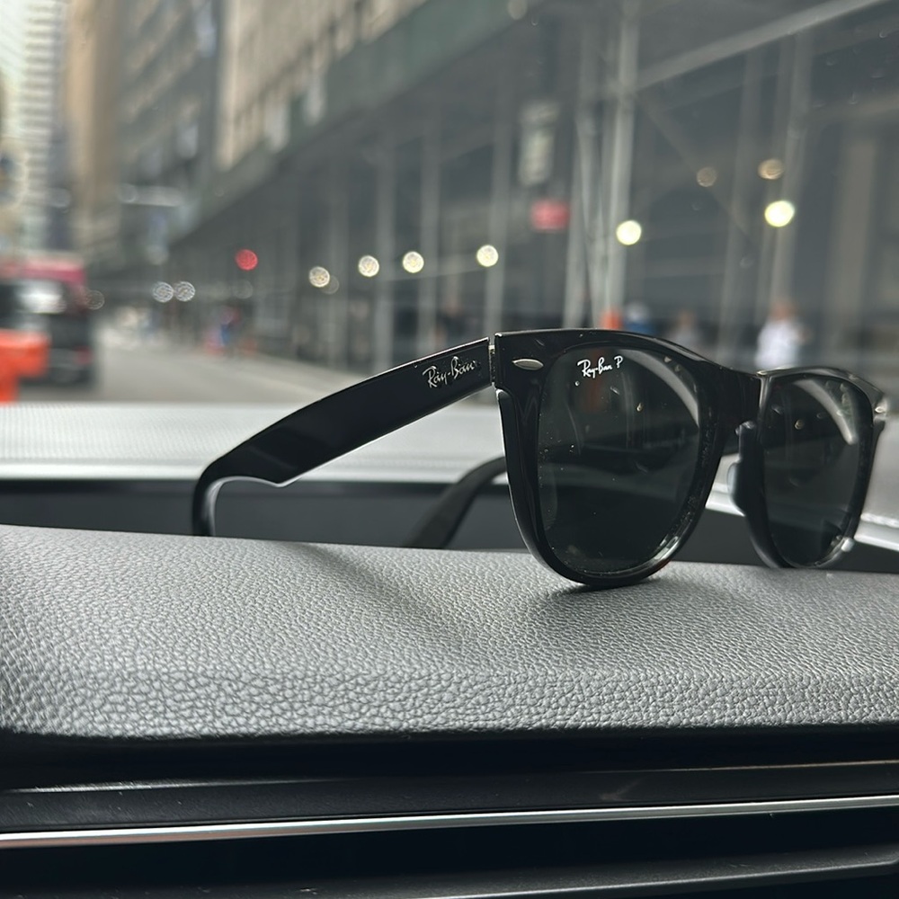 I’m selling a pair of black Ray-Ban glasses